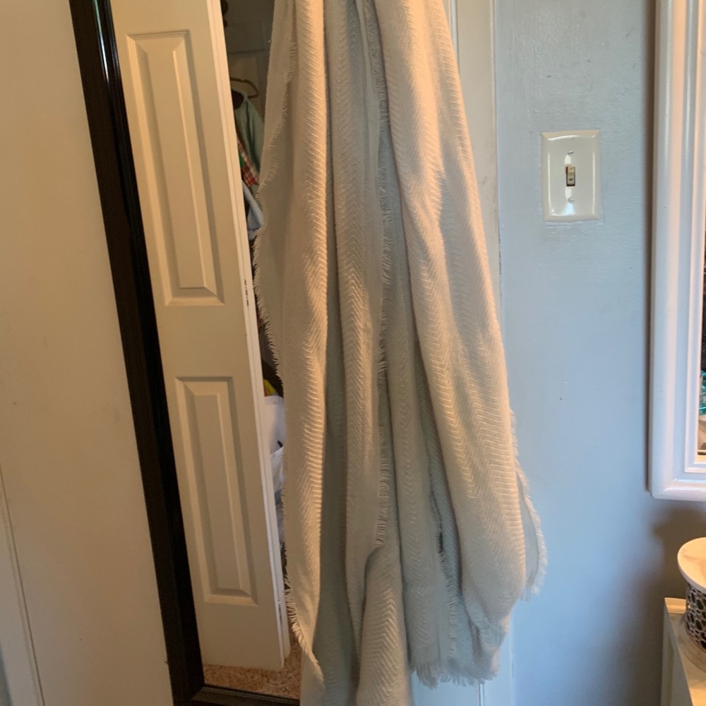 Light gray scarf